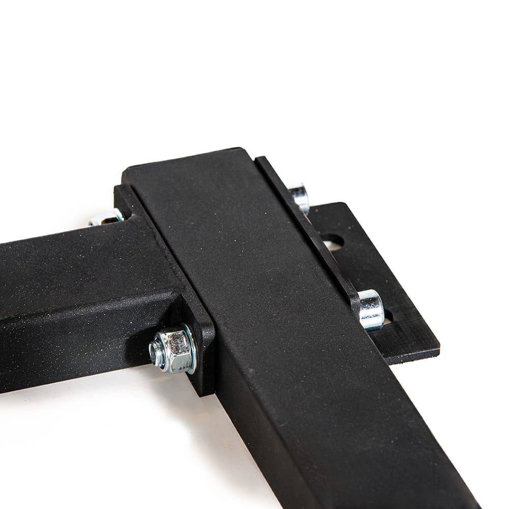 Particolare della giunzione metallica del Medium Rack Heavy EVERGY con bulloni a vista su fondo bianco (9626748551446) (9626747732246)